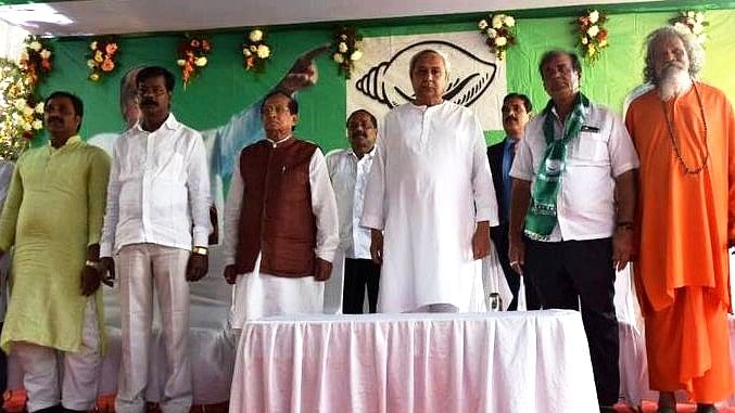 BJD Chief and Odisha CM Naveen Patnaik at a public event with senior party leaders. (Photo: <a href="https://twitter.com/bjd_odisha/status/813384291858059264">twitter/@bjd_odisha</a>)