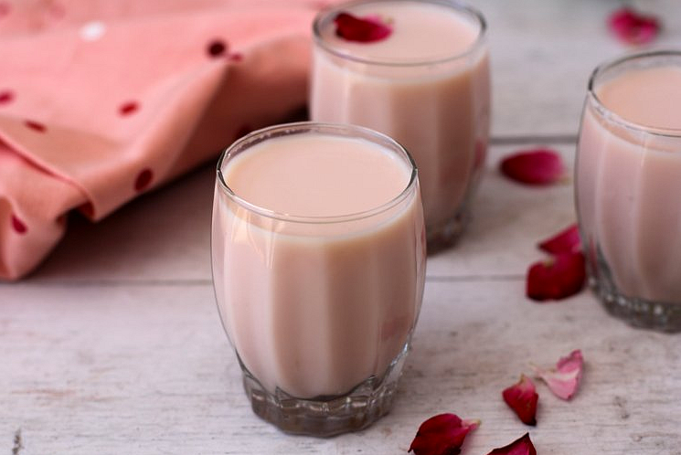 Root for gulkand (made from the extract of rose petals) as it has amazing cooling properties! (Photo Courtesy: <a href="http://www.sailusfood.com/2015/04/20/gulkand-milkshake-healthy-summer-drink/">Sailu’s Food</a>)