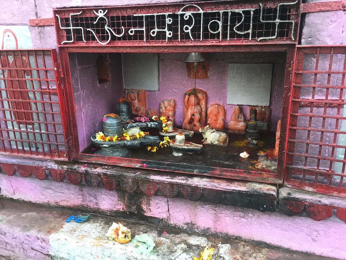 A temple on the Dashashvamedh ghat. (Photo: Jyoti Malhotra)