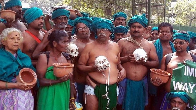 Farmers from TN assemble outside the house of the Lok Sabha Speaker (Photo: The News Minute)