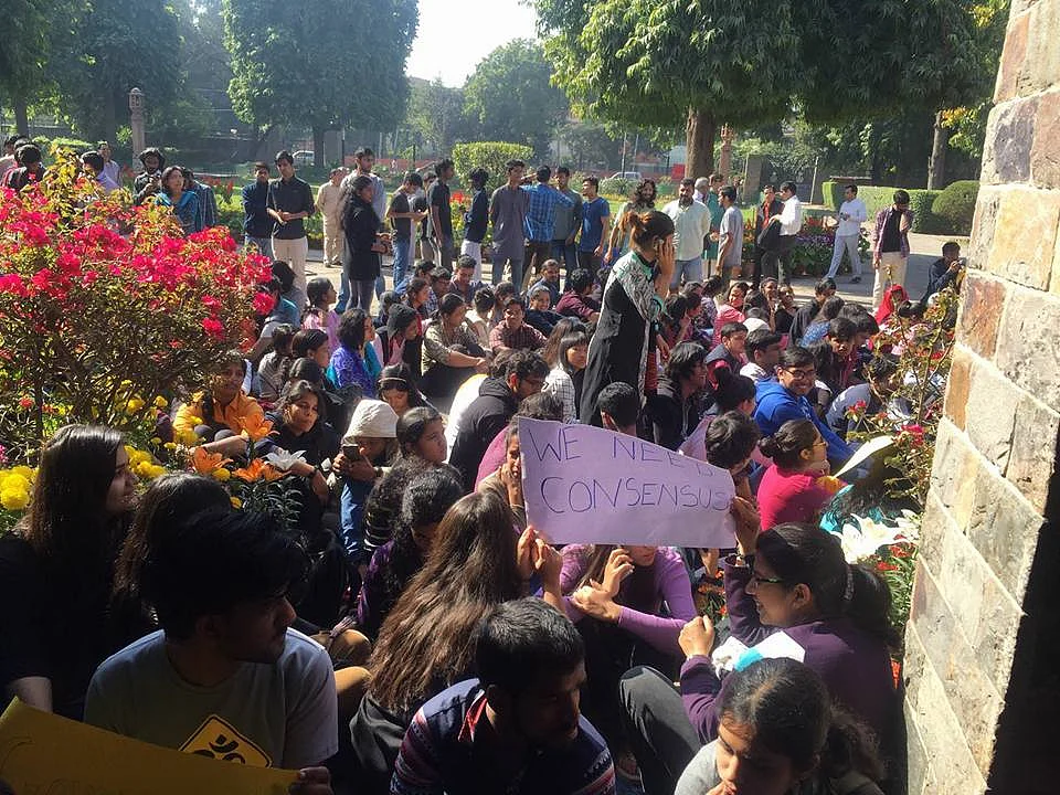 Student protests on 25 February at St Stephen’s College. (Photo Courtesy: Facebook/<a href="https://www.facebook.com/nandita.narain.3?hc_ref=SEARCH">Nandita Narain</a>)