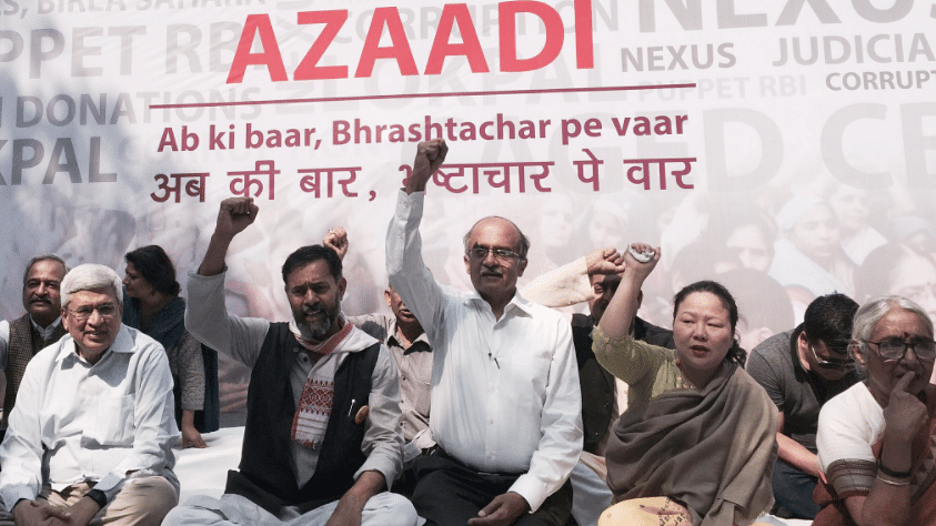 CPM’s Prakash Karat, Yogendra Yadav, Prashant Bhushan and CM Kalikho Pul’s wife Dangwimsai Pul protest at Jantar Mantar in Delhi. (Photo: <b>The Quint</b>/Meghnad Bose)