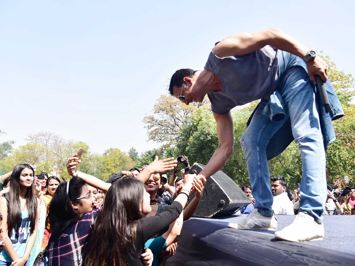 Watch Akshay Kumar get tackled by a fan here.