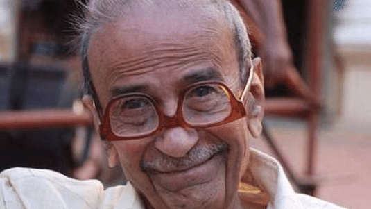 Taarak Mehta and his famous <i>Ooltah Chashma</i>. (Photo Courtesy: <a href="https://twitter.com/thehitenbhatt/status/836837453877104640">Twitter/TheHitenBhatt</a>)