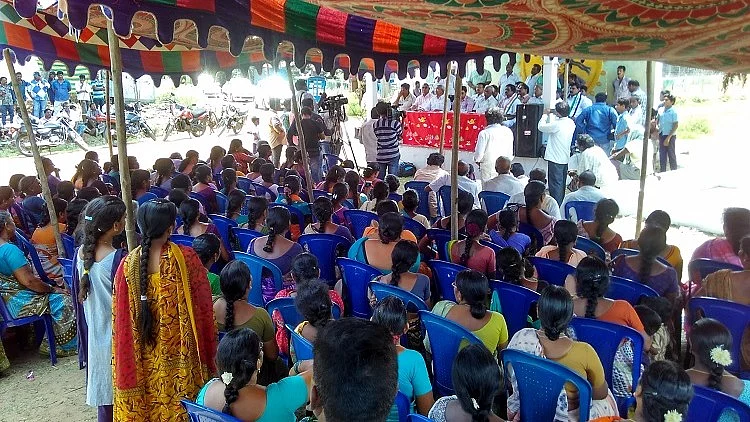 An all-party delegation expressing solidarity with the struggle of the villagers. (Photo: Rahul Maganti)