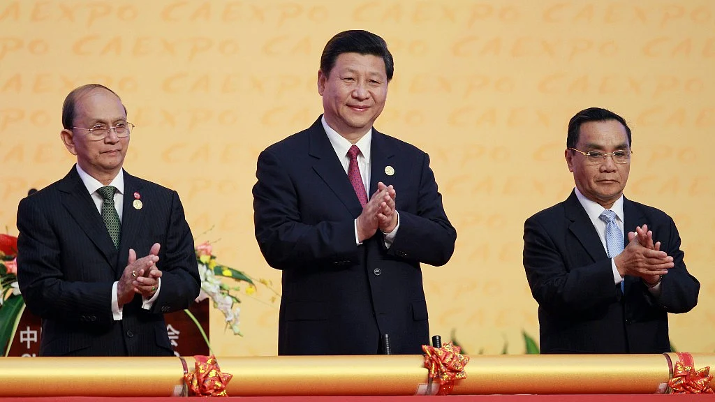 Chinese President Xi Jinping (centre).