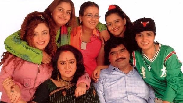 The cast of <i>Hum Paanch</i>. (Photo courtesy: Twitter)