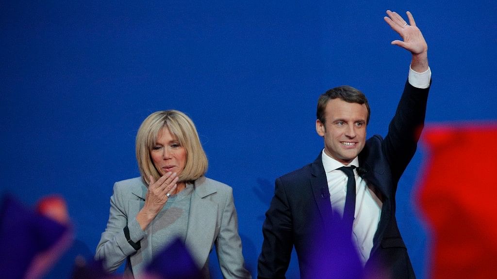 French presidential candidate Emmanuel Macron waves as his wife Brigitte gestures before he addresses his supporters at his election day headquarters in Paris on Sunday, 23 April 2017. (Photo: AP)