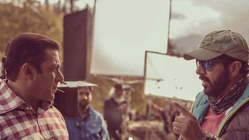 Salman Khan on set with Kabir Khan, director of <i>Tubelight</i>. (Photo courtesy: Twitter/SalmanKhanTzh)