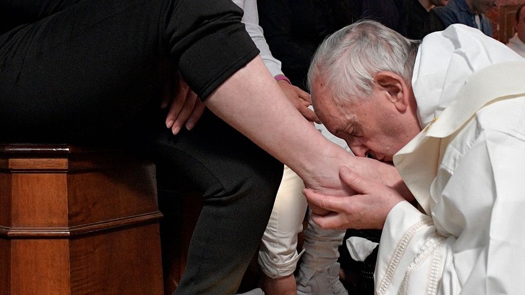 Pope Washes, Kisses Feet of Prison Inmates in Pre-Easter Ritual