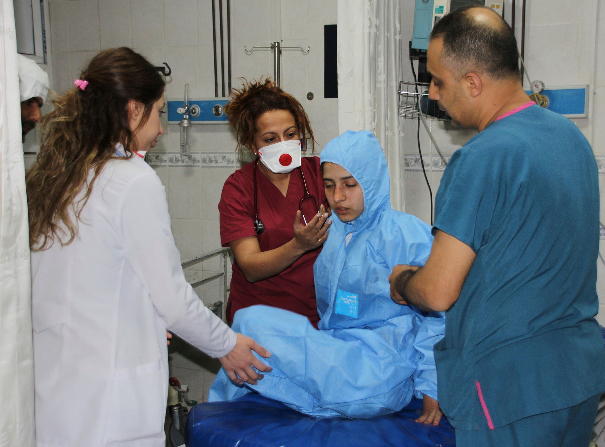 

In this photo taken on late Tuesday, 4 April 2017, and made available Wednesday, 5 April, Turkish medics check a victim of alleged chemical weapons attacks in Syrian city of Idlib, at a local hospital in Reyhanli, Hatay, Turkey. (Photo: AP)