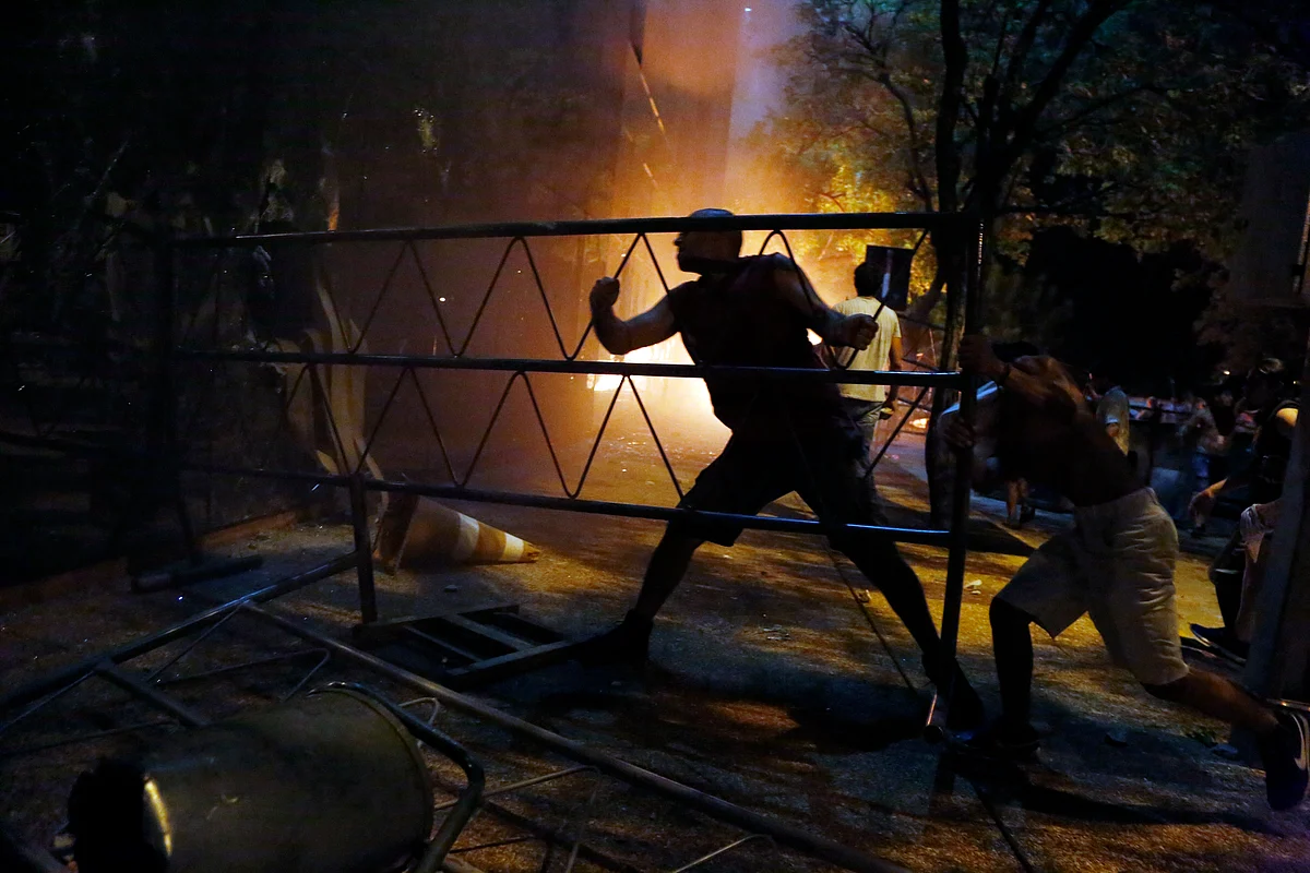 People ram a barrier into the Congress building during clashes between police and protesters opposing an approved proposed constitutional amendment that would allow the election of a president to a second term, in Asuncion, Paraguay. (Photo:AP)