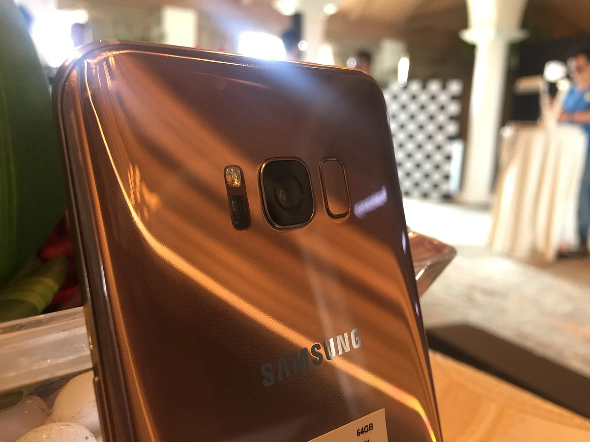 The S8 and S8+ come with Dual Pixel 12 megapixel rear camera. (Photo:<b> The Quint</b>)