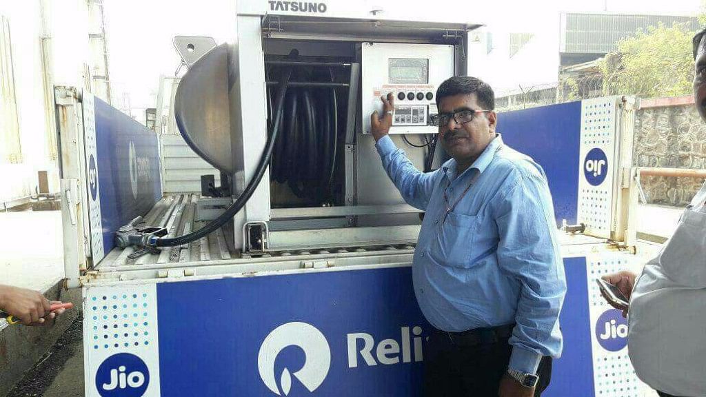 A Reliance mobile fuel-dispensing bowser. (Photo courtesy: <a href="https://twitter.com/HemantSirohi1">Hemant Sirohi</a>)