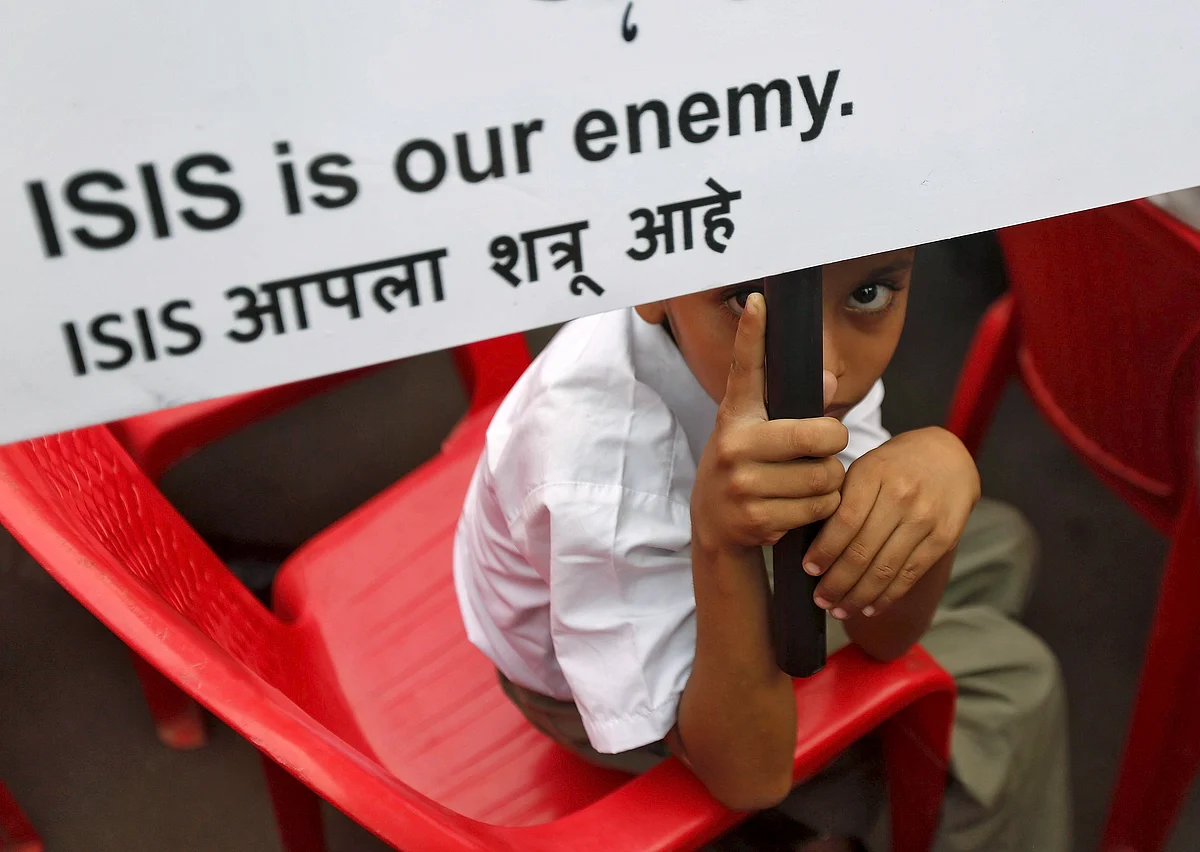 A Muslim boy looks on as he holds a placard at a rally organised by a Muslim charitable trust in Mumbai, India, November 26, 2015. (Photo: Reuters)