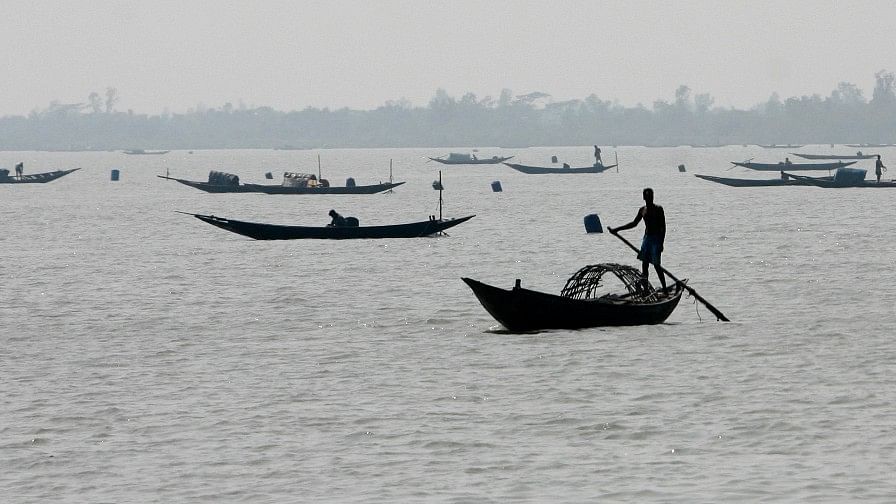 

Fishermen row their boats. (Photo: Reuters) 