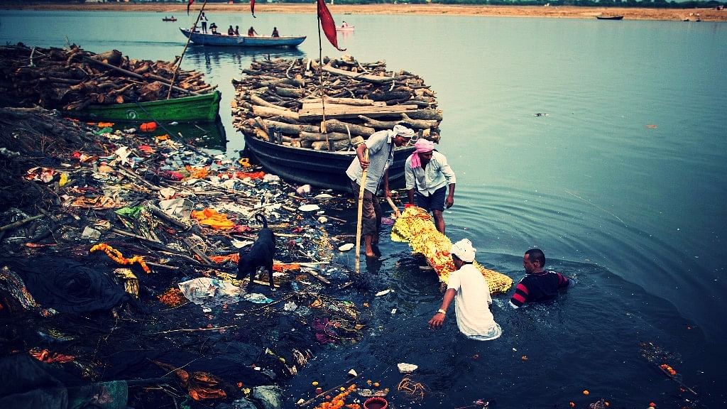 The polluted banks and waters of the river Ganga at Varanasi. (Photo: Reuters)