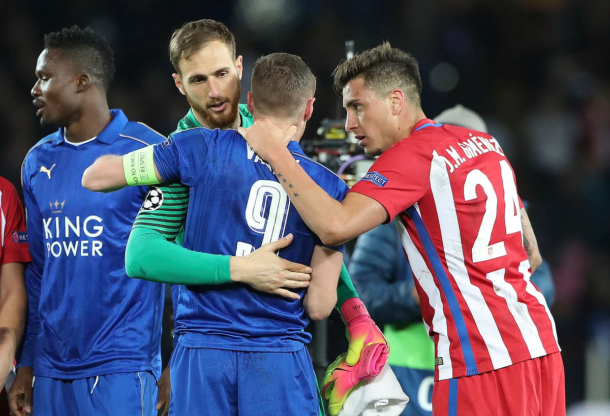 Leicester City’s Jamie Vardy with Atletico Madrid’s Jan Oblak and Jose Maria Gimenez (right) after the second leg of the UEFA Champions League quarter final match at the King Power Stadium, Leicester. (Photo: AP)