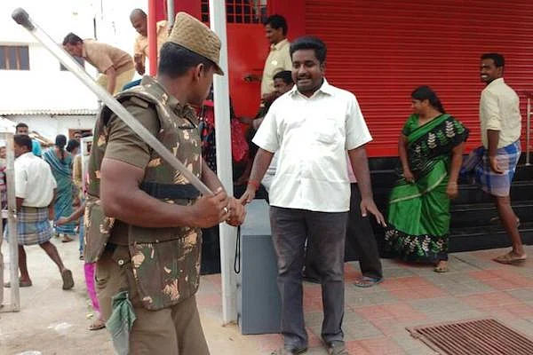 Residents had taken to the streets on Tuesday to protests against the Government’s move to shift a TASMAC from the highway to their area. (Photo Courtesy: The News Minute)