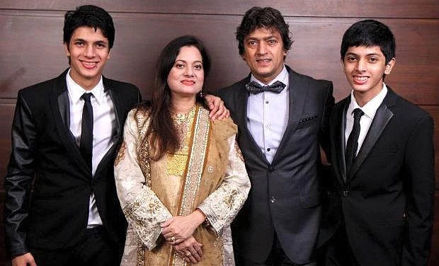 Vijayta Pandit with late husband Aadesh Shrivastava and their sons. (Photo courtesy: <a href="https://www.facebook.com/film.india/">Facebook/ film.india</a>)