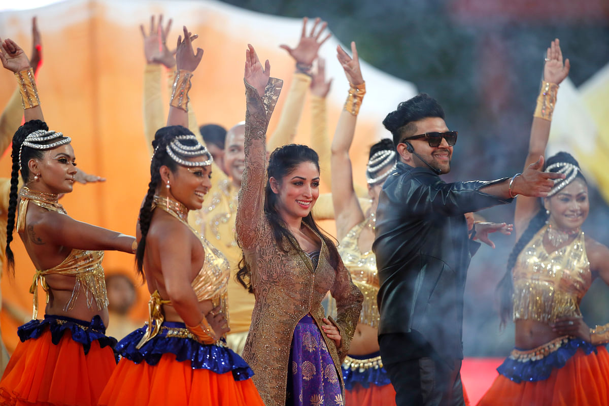 Punjabi singer Guru Randhawa joined Yami with his famous song Suit.