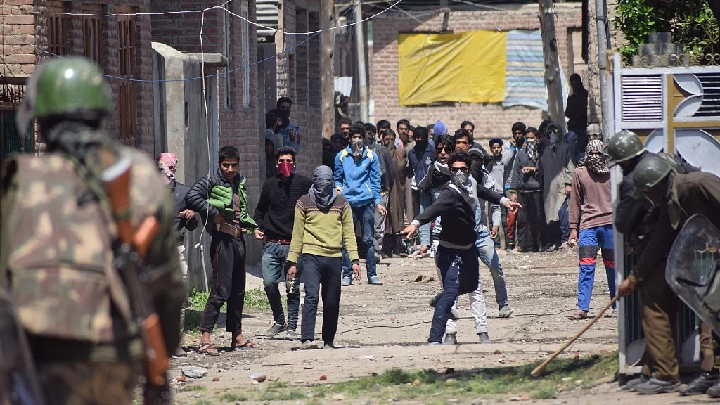 Protesters pelt stones on security personnel during Srinagar Lok Sabha bypoll, in Srinagar on 9 April 2017. (Photo: IANS)