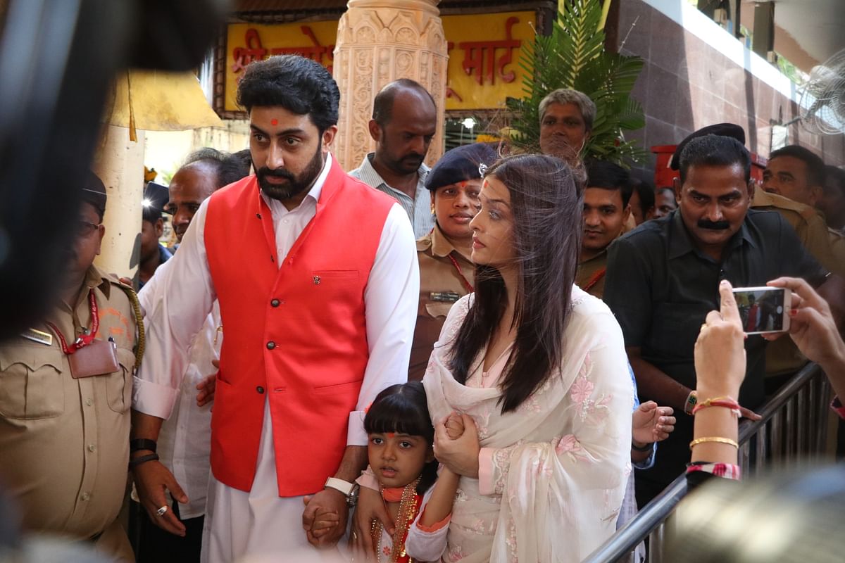Abhishek and Aishwarya seek blessings at Siddhivinayak temple on their 10th wedding anniversary. 