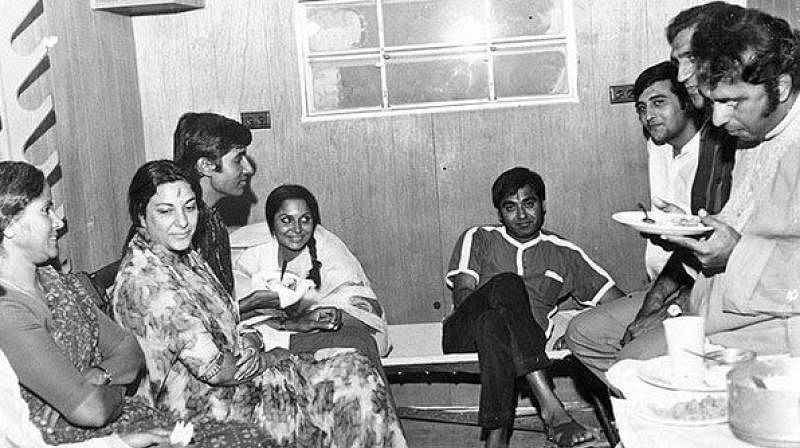 Amitabh Bachchan pens an emotional blog in memory of Vinod Khanna. 
