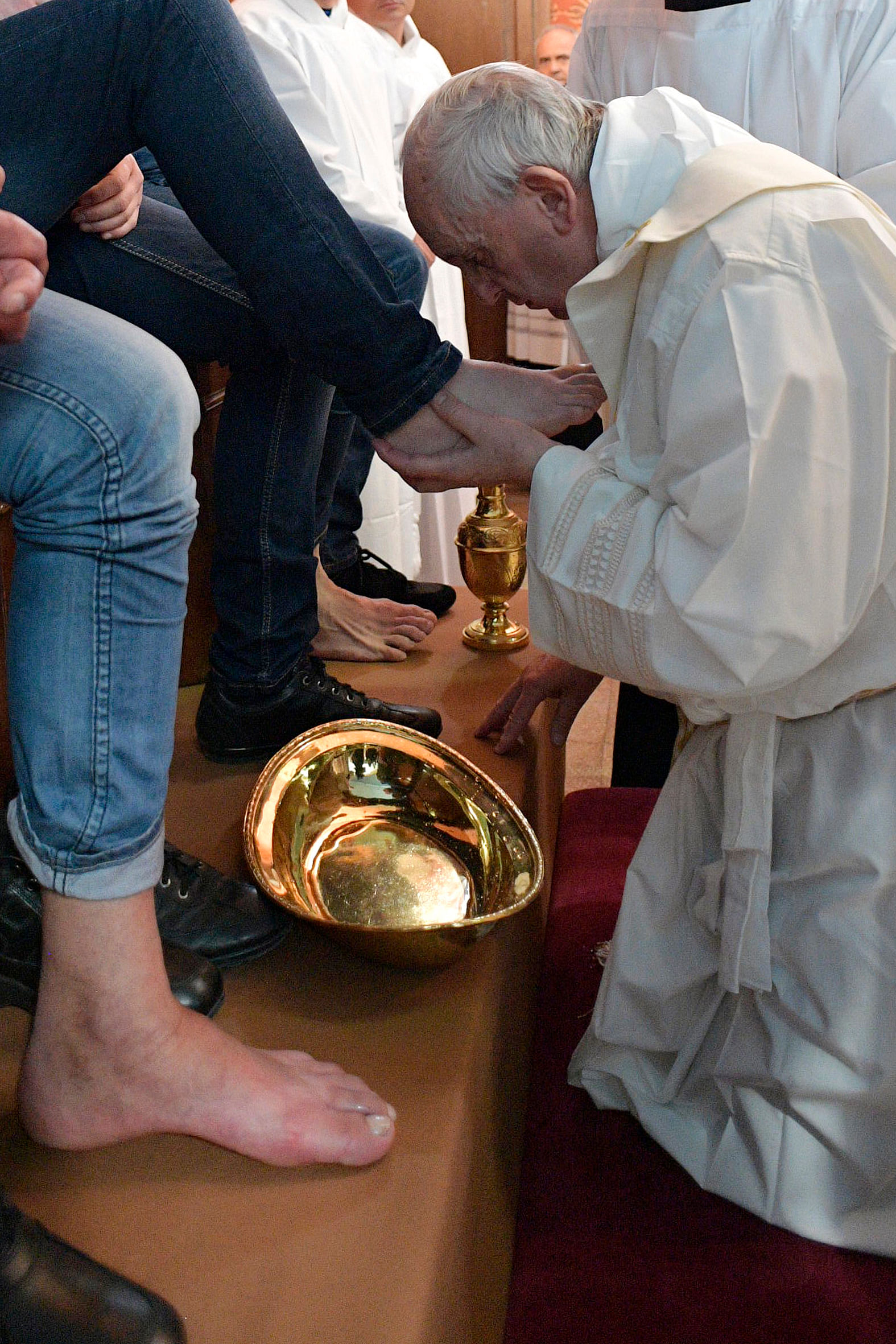 Pope Washes, Kisses Feet of Prison Inmates in Pre-Easter Ritual