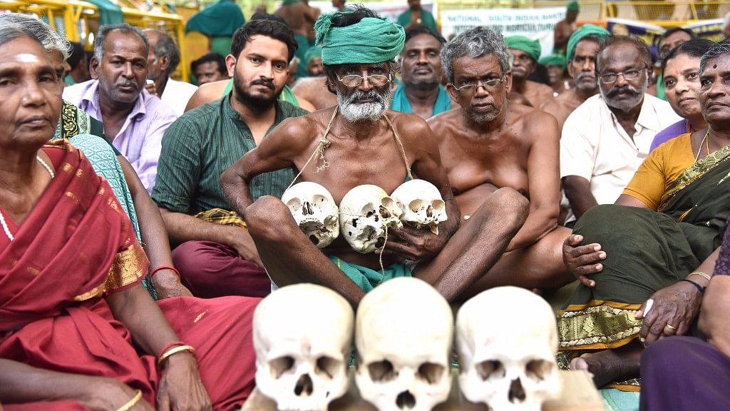 For now, Tamil Nadu farmers protesting at Jantar mantar have called off the agitation till 25 May. (Photo: Rajesh Kumar Singh/ <b>The Quint</b>)