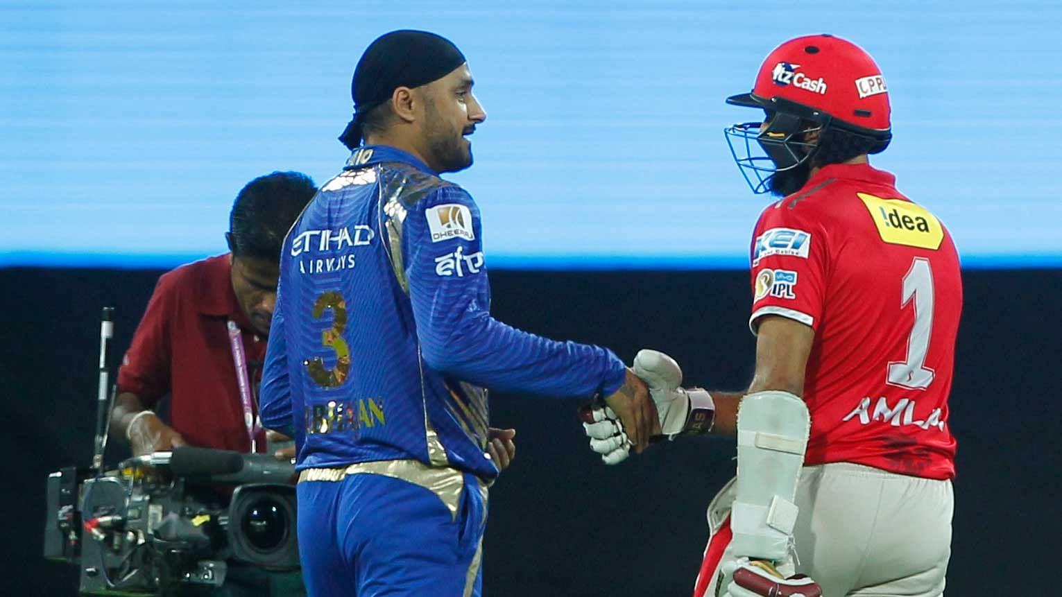 Harbhajan Singh congratulated Amla on his innings after KXIP’s 20 overs. (Photo: BCCI)