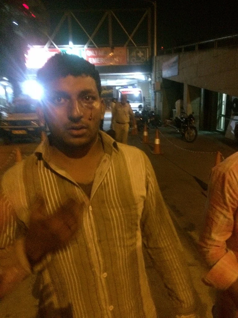 A visibly injured Ashu tells <b>The Quint</b> that around 15 men stopped their truck and assaulted them at Kalkaji, Delhi (Photo: Meghnad Bose/<b>The Quint</b>)
