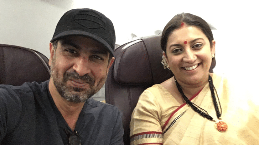 Ronit Roy and Smriti Irani click a reunion selfie on a flight. (Photo courtesy: <a href="https://twitter.com/RonitBoseRoy/status/848093015168176128">Twitter/@<b>RonitBoseRoy</b></a>)