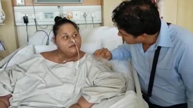 Eman Ahmed with a doctor. (Photo courtesy: <a href="https://twitter.com/search?f=images&vertical=default&q=Eman%20Ahmed&src=typd">Twitter/ reversedieting</a>)