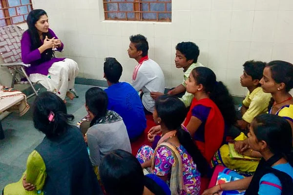 Kunjal gave up a banking job to teach underprivileged kids (Photo: Adhiyagya)