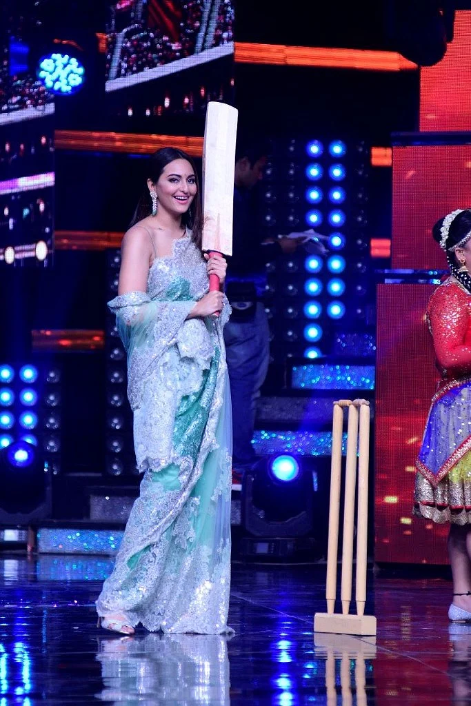 Sonakshi all set to bat on set. (Photo courtesy: Star Plus)