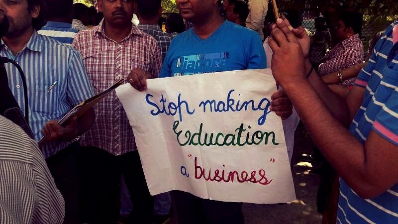 Parents protest the fee hike by private schools at Delhi’s Jantar Mantar. (Photo Courtesy: Facebook/ <a href="https://www.facebook.com/Parentsagainstfeehike/?hc_ref=SEARCH">Parents Against Fee Hike</a>)
