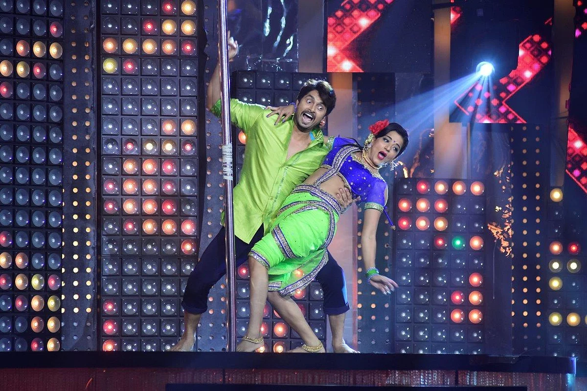 Monalisa and Vikrant do a fun performance. (Photo courtesy: Star Plus)