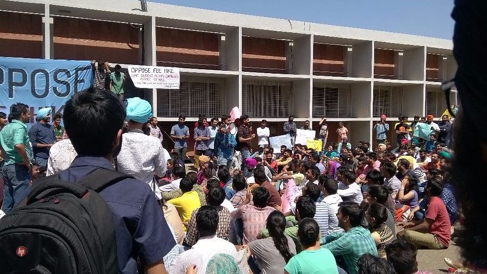Based on a call by various student bodies, scholars had stopped attending classes to protest against the varsity’s decision to hike tuition fees. (Photo Courtesy: <a href="https://twitter.com/BharteshThakur">@BharteshThakur</a>/Twitter)