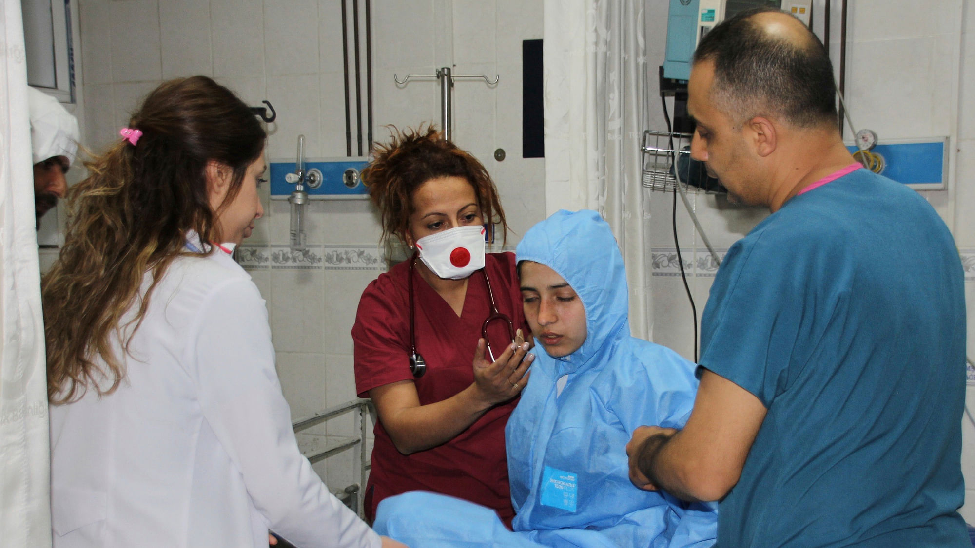 In this photo taken on late Tuesday, 4 April  2017, and made available Wednesday, 5 April, Turkish medics check a victim of alleged chemical weapons attacks in Syrian city of Idlib, at a local hospital in Reyhanli, Hatay, Turkey. (Photo: AP)