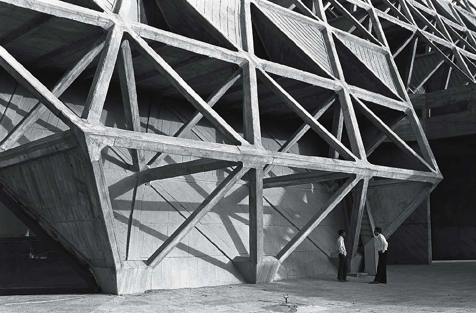 Photo capturing the springing point of a set of three nodes emerging from the ground with openings on both sides. (Photo: Copyright Mahendra Raj Archive via <a href="https://architexturez.net/doc/az-cf-123722">Architexturez.net</a>)