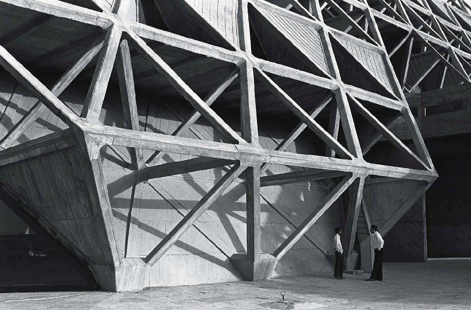 Photo capturing the springing point of a set of three nodes emerging from the ground with openings on both sides.  (Photo: Copyright Mahendra Raj Archive via&nbsp;<a href="https://architexturez.net/doc/az-cf-123722">Architexturez.net</a>)
