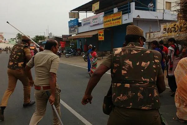 One of the protesters at the venue sustained heavy injuries on his head and has been rushed to the government hospital. (Photo Courtesy: The News Minute)