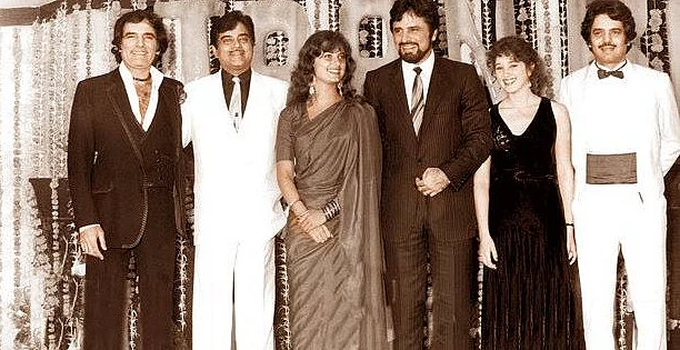 Shatrughan Sinha in a Khan family snap. (Photo courtesy: <a href="https://www.facebook.com/FerozKhanLovers/">Facebook/ ferozekhanlovers</a>)
