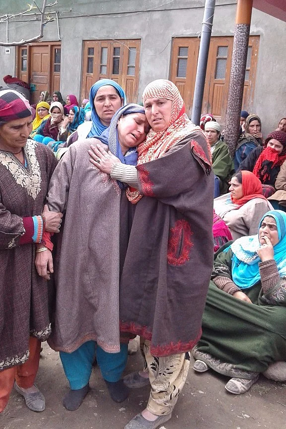 Women were huddled around Saleema Jan. (Photo Courtesy: Ishfaq Naseem)
