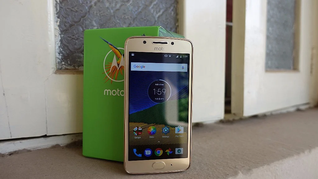 Moto G5 is the smaller sibling of Moto G5 Plus. (Photo: <b>The Quint</b>/<a href="https://twitter.com/2shar">@2shar</a>)