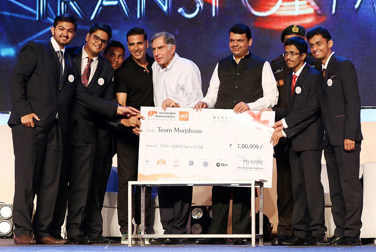 The dignitaries felicitate students. (Photo: Yogen Shah)