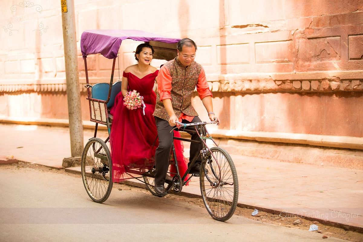 They took rickshaw rides... (Photo Courtesy: Our Wedding Chapter)