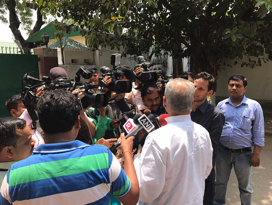 Media frenzy outside Lalu Prasad Yadav’s residence. (Photo Courtesy: Twitter/<a href="https://twitter.com/republic">Republic</a>)