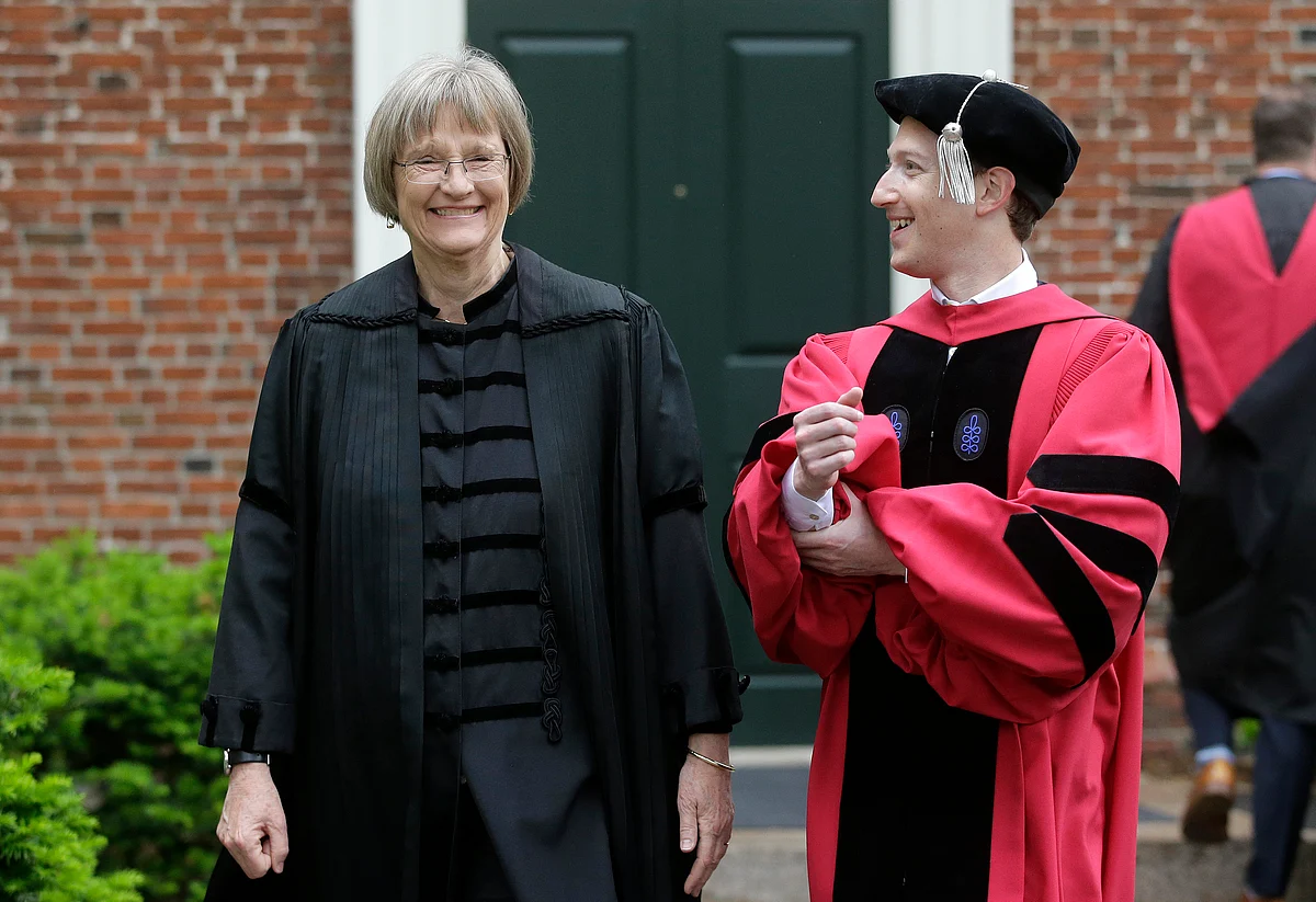 Zuckerberg wih Harvard University President Drew Faust. (Photo: AP)